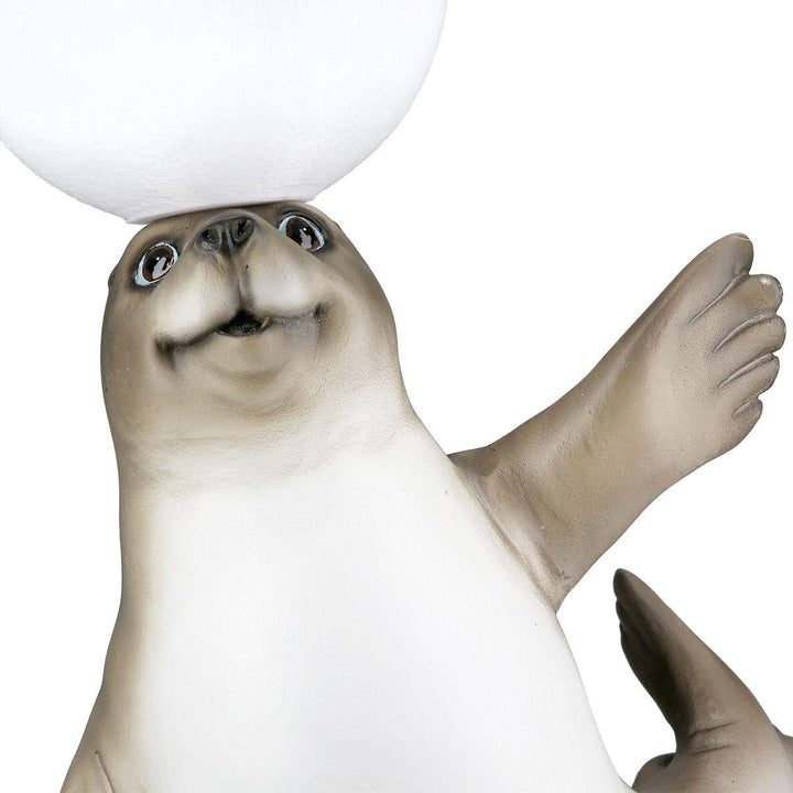 Tischleuchte „Robbe mit Ball“ – LED, Kunstharz, 29 cm