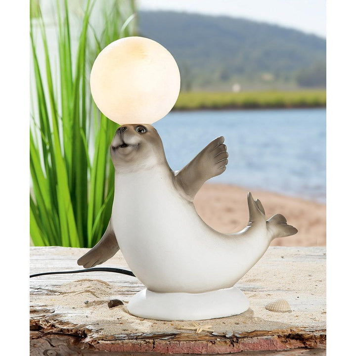 Tischleuchte „Robbe mit Ball“ – LED, Kunstharz, 29 cm