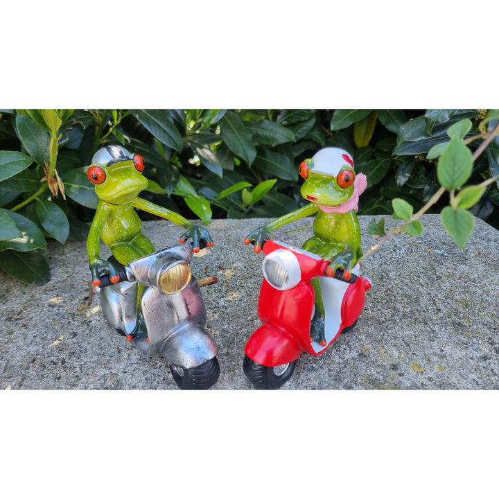 2er Set Dekofiguren „Frösche mit Helm auf Roller“ – Froschfrau & Froschmann