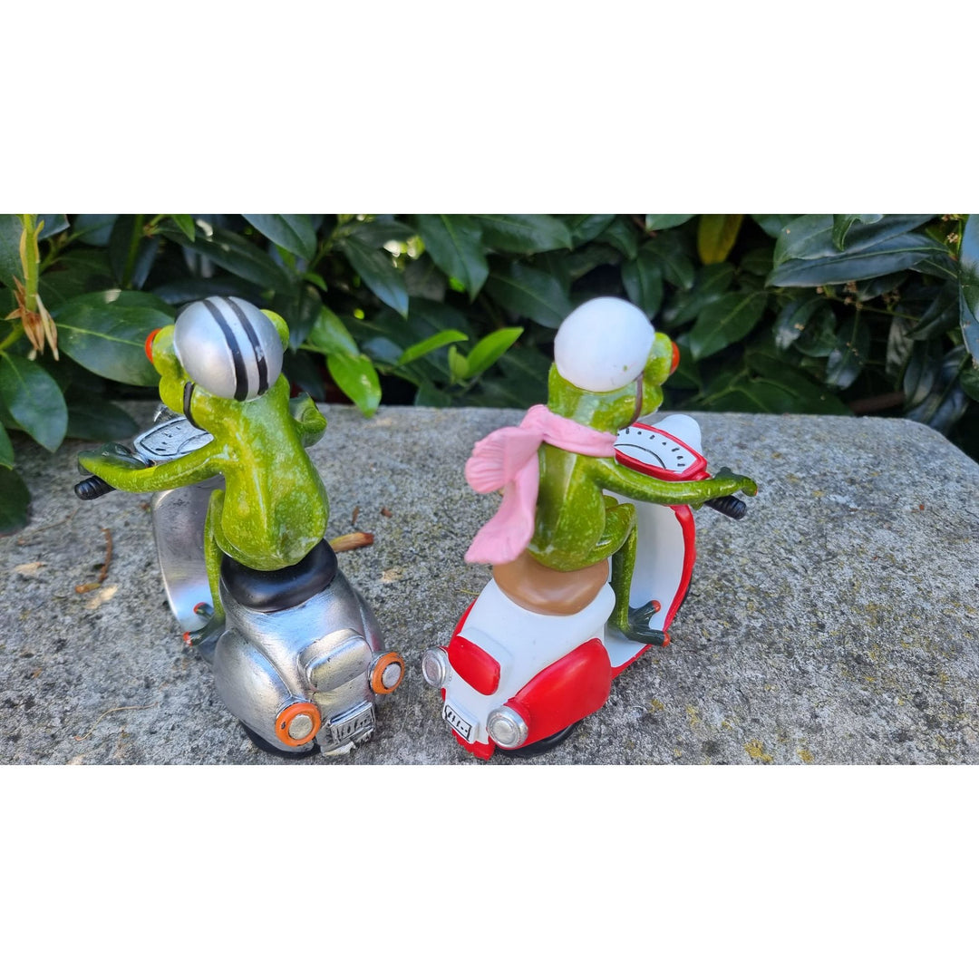 2er Set Dekofiguren „Frösche mit Helm auf Roller“ – Froschfrau & Froschmann