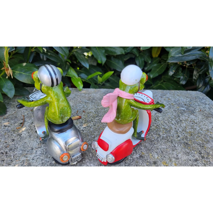 2er Set Dekofiguren „Frösche mit Helm auf Roller“ – Froschfrau & Froschmann