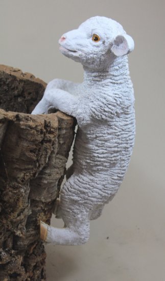 Deko Lamm hängend aus Kunststein – naturgetreue Tierfigur für Haus und Garten
