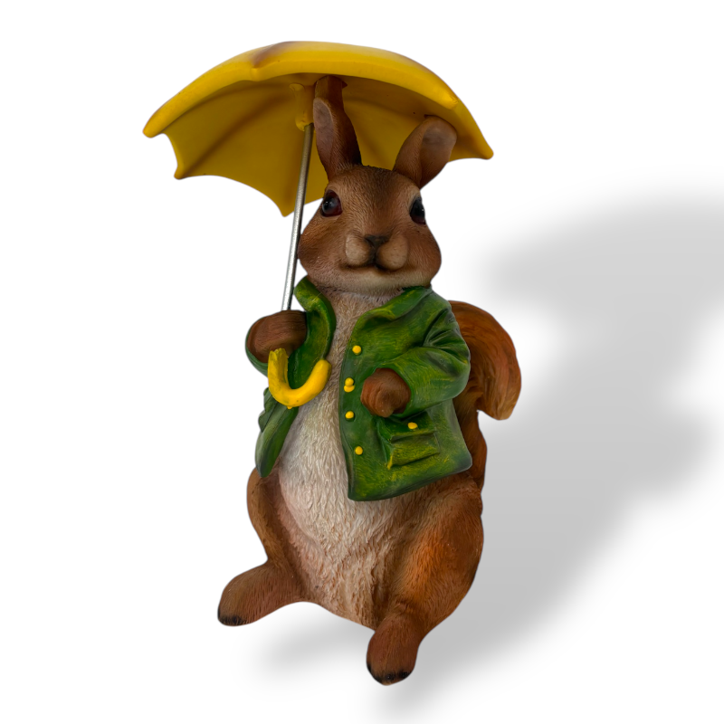 Dekofigur Eichhörnchen mit Regenschirm – verspielte Tierfigur aus Kunstharz in Braun, Grün und Gelb