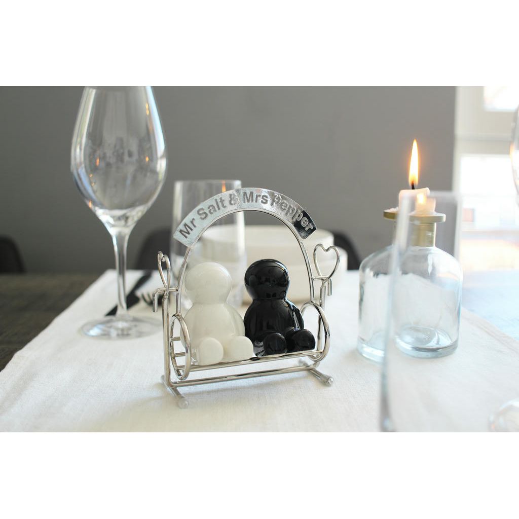 Mr. Salt Mrs Pepper Hollywoodschaukel – Salz und Pfeffer Streuer Set aus Keramik und Metall