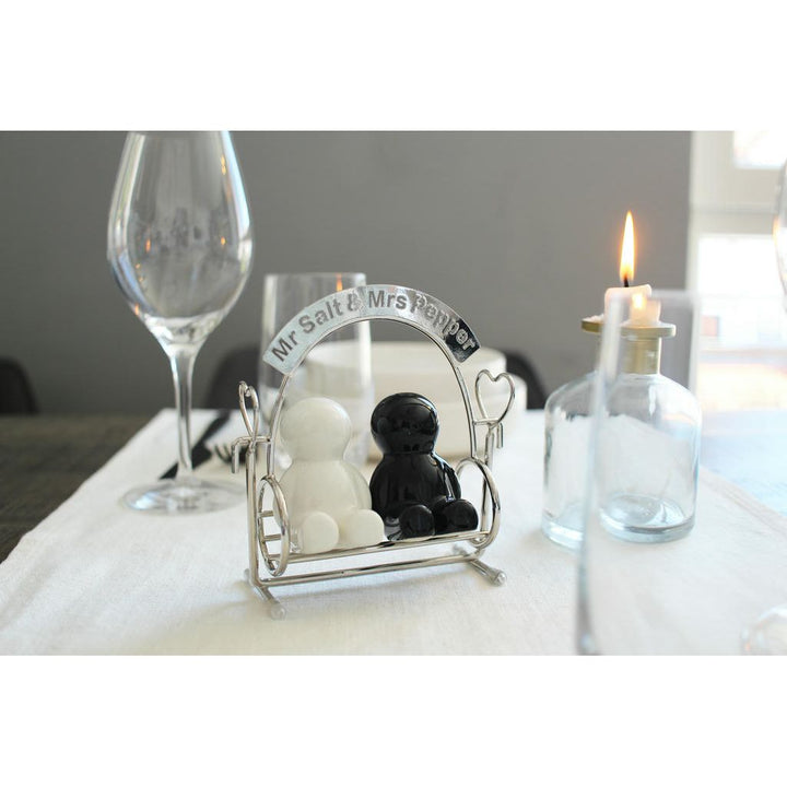 Mr. Salt Mrs Pepper Hollywoodschaukel – Salz und Pfeffer Streuer Set aus Keramik und Metall