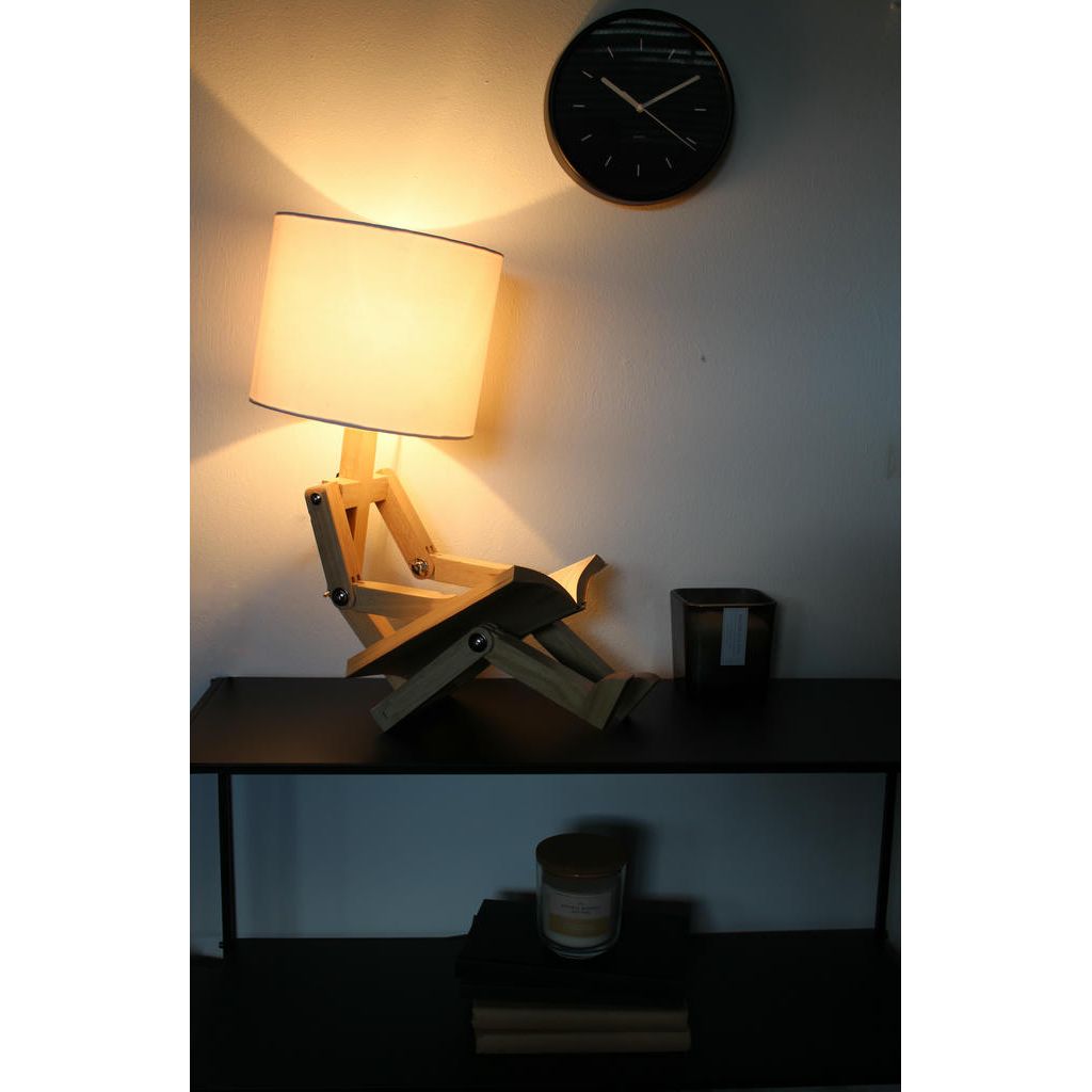 Sitzende Lampe Emil – kreative Tischleuchte aus Holz mit einzigartigem Design