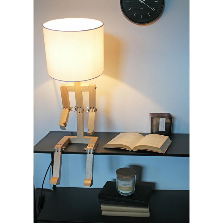 Sitzende Lampe Emil – kreative Tischleuchte aus Holz mit einzigartigem Design