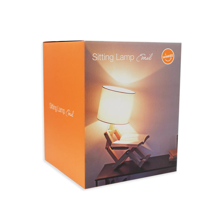 Sitzende Lampe Emil – kreative Tischleuchte aus Holz mit einzigartigem Design