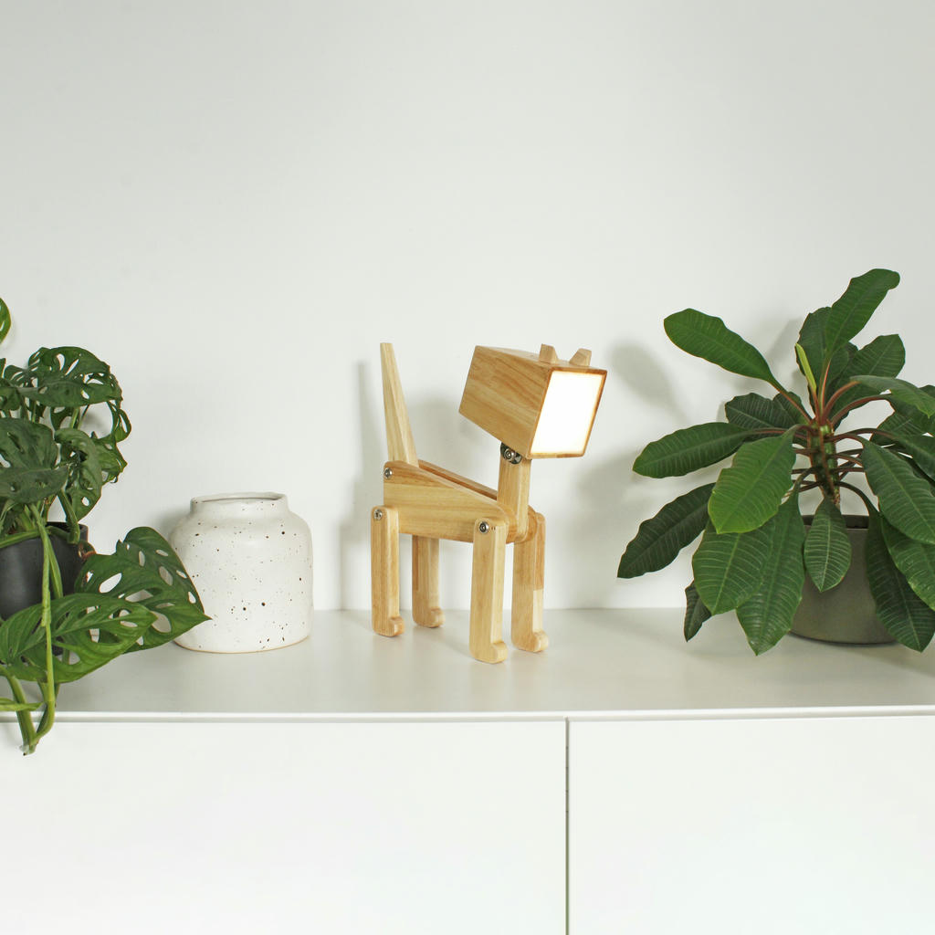 Tischleuchte Katze Nala – moderne Holzlampe mit Akku, Touchfunktion und flexiblem Design