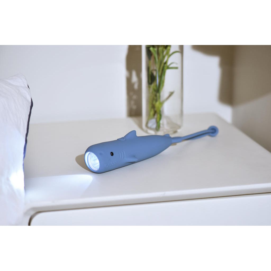 Taschenlampe Hai aus Silikon mit Akku – coole LED Leuchte im maritimen Design