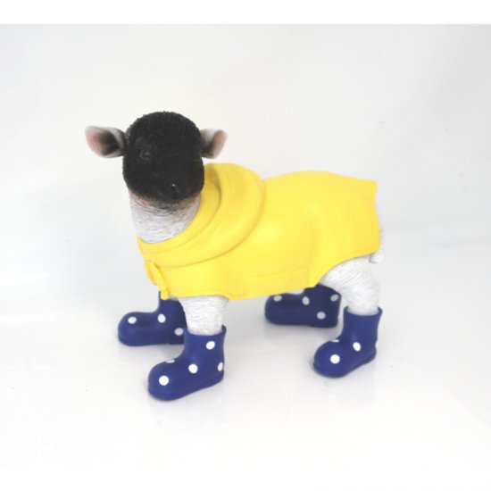 Deko Lamm mit Regenmantel und blauen Gummistiefeln aus Kunstharz – originelle Tierfigur für Haus und Garten