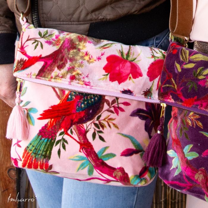 Umhängetasche Blossom – elegante Samttasche mit floralem Design in Rosa Multicolor