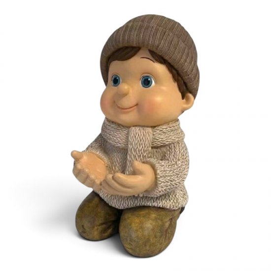 Winterjunge kniend, dekorative Winterfigur aus Kunstharz, 37,5 cm