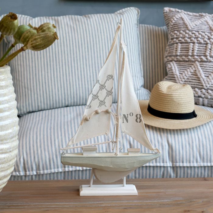Segelboot Deko – maritimes Modellboot in Creme aus Holz und Baumwolle