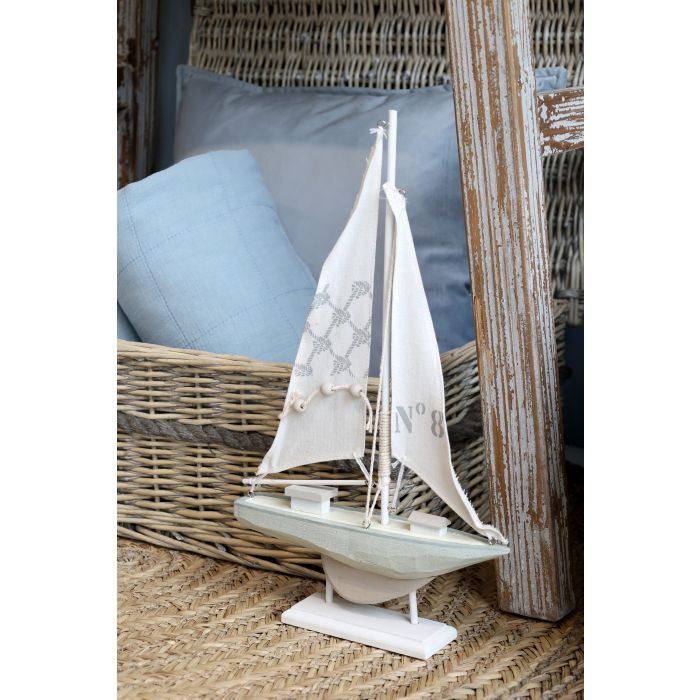 Segelboot Deko – maritimes Modellboot in Creme aus Holz und Baumwolle
