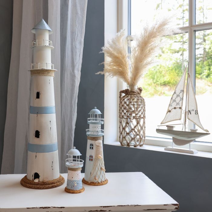 Leuchtturm LED – maritime Dekoleuchte mit Muscheln und Netzdesign