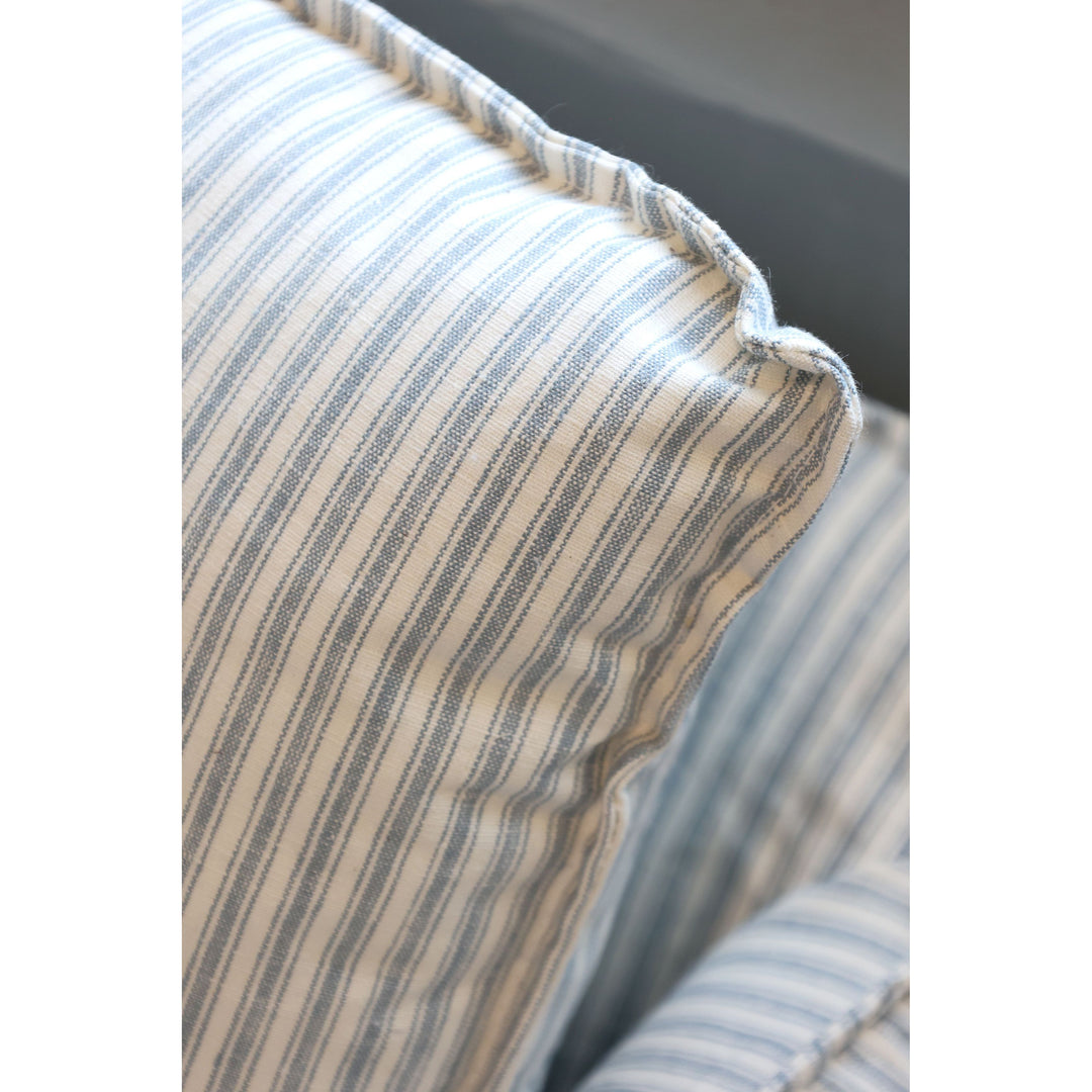 Sessel Malo aus Leinen mit 3 Kissen in Sky Blue und Creme