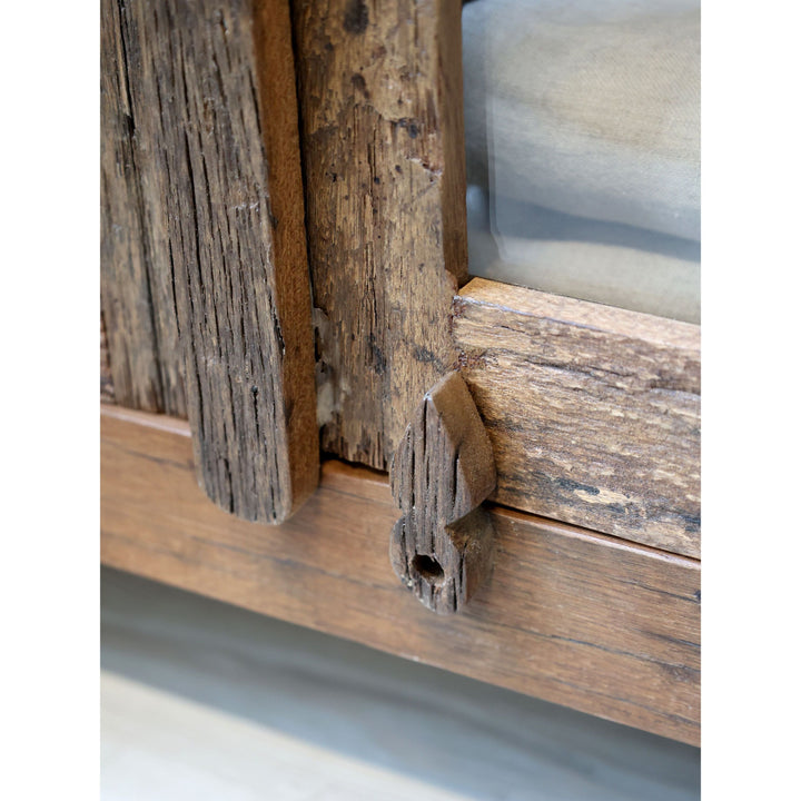 Skandinavischer Vitrinen Schrank aus Recyclingholz – Luxurelle Nordic Patina