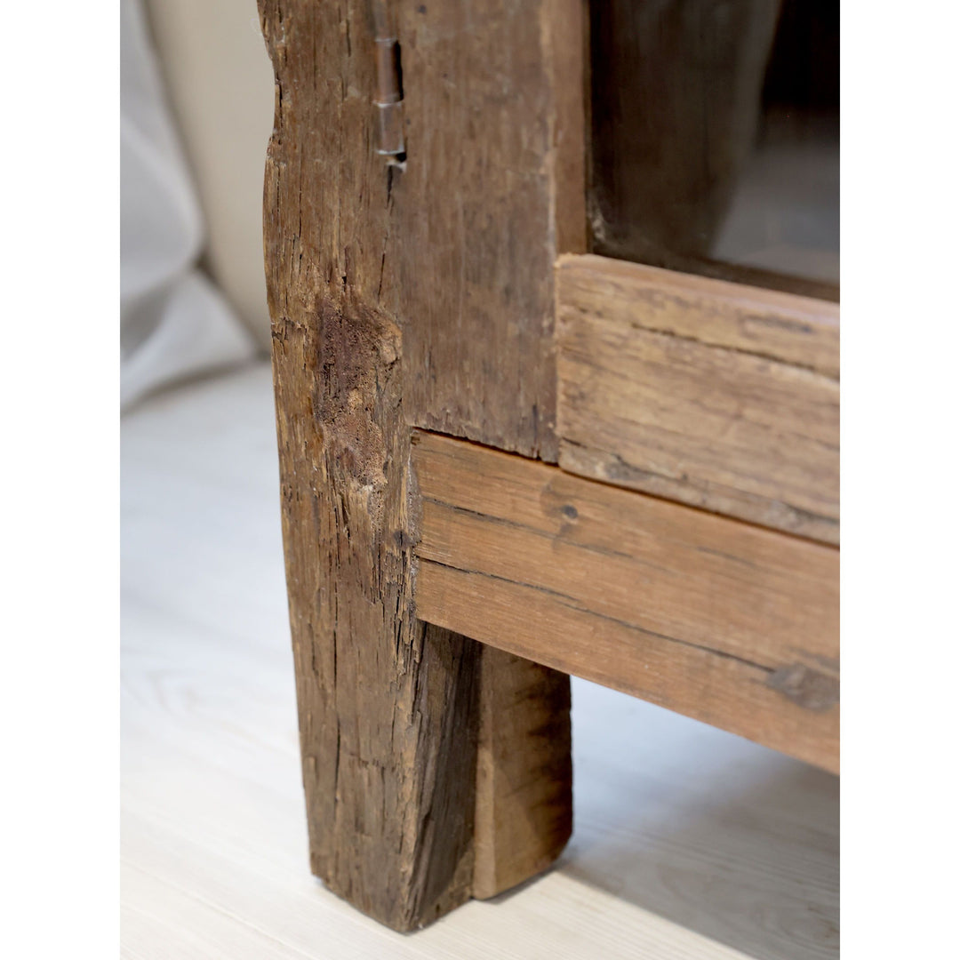 Skandinavischer Vitrinen Schrank aus Recyclingholz – Luxurelle Nordic Patina