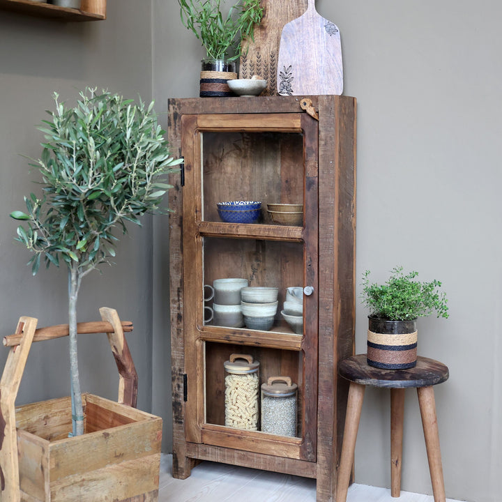 Skandinavische Vitrine aus Recyclingholz – Luxurelle Nordic Patina