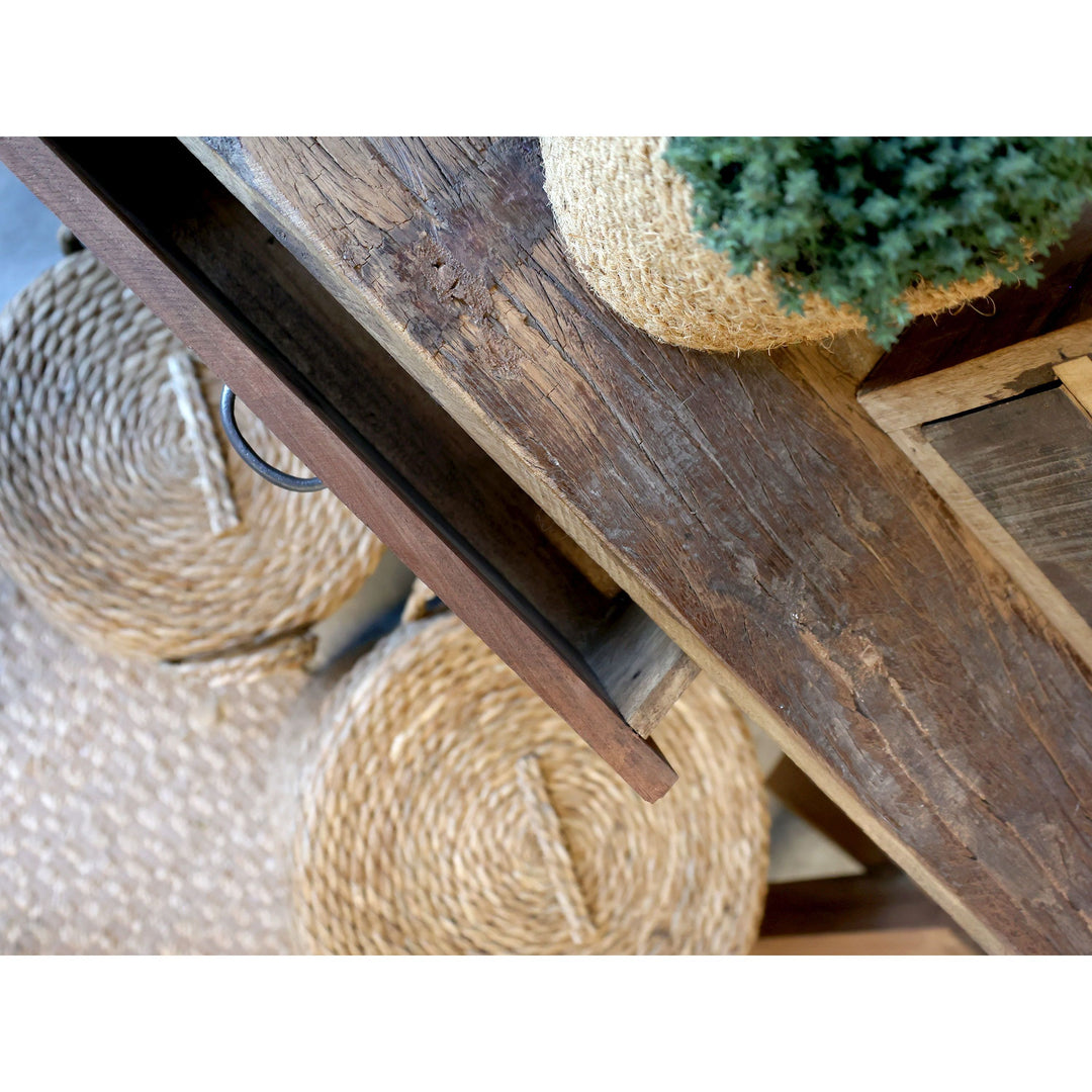 Skandinavischer Tisch mit Schublade aus Recyclingholz – Luxurelle Nordic Patina