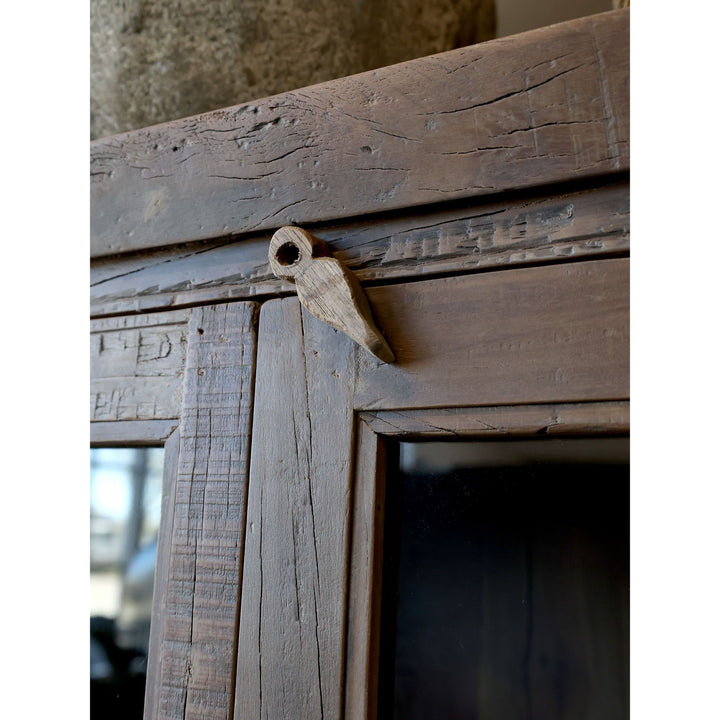 Skandinavischer Vitrinen Schrank aus Recyclingholz – Luxurelle Nordic Patina