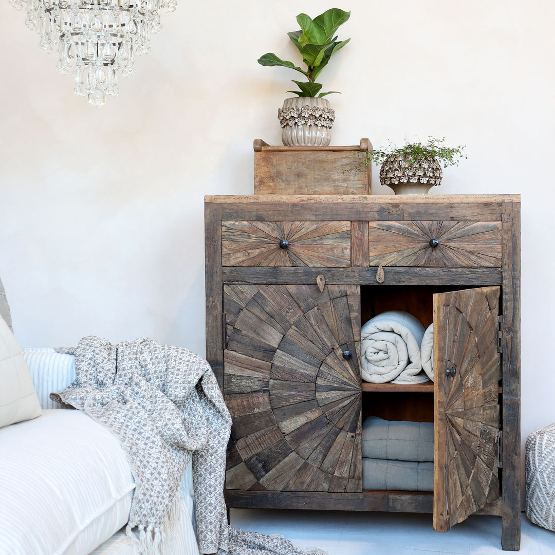 Schrank mit Türen und Schubladen aus Recyclingholz – Luxurelle Nordic Patina