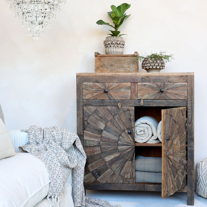 Schrank mit Türen und Schubladen aus Recyclingholz – Luxurelle Nordic Patina