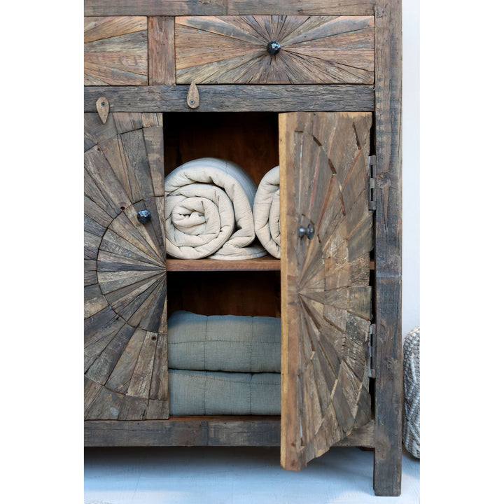 Schrank mit Türen und Schubladen aus Recyclingholz – Luxurelle Nordic Patina