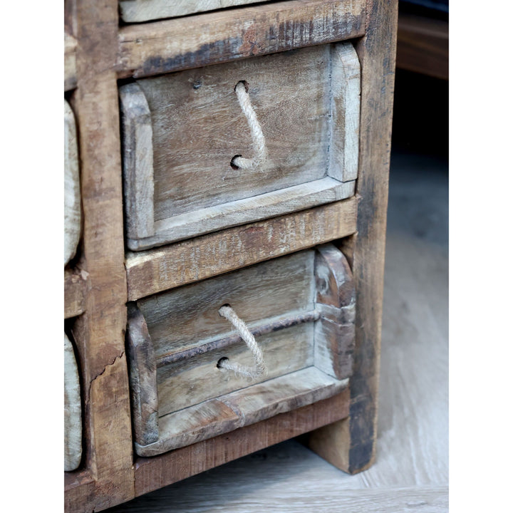 Skandinavische Kommode mit 10 Backsteinformen aus Recyclingholz – Luxurelle Nordic Patina