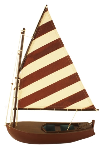 Segelboot – maritime Deko aus Holz mit Stoffsegel in Rotbraun