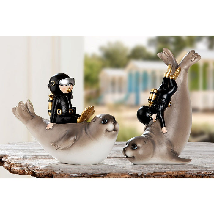 Figur Robbe „Scuba“ – maritime Dekofigur mit Taucher aus Kunstharz im 2er Set