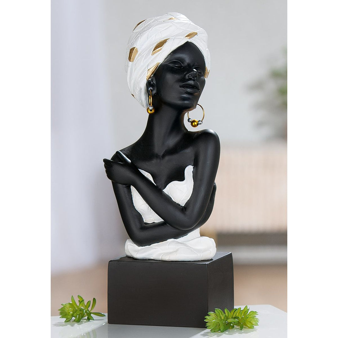 Figur Frau Jutei – stilvolle Eleganz in Schwarz und Weiß