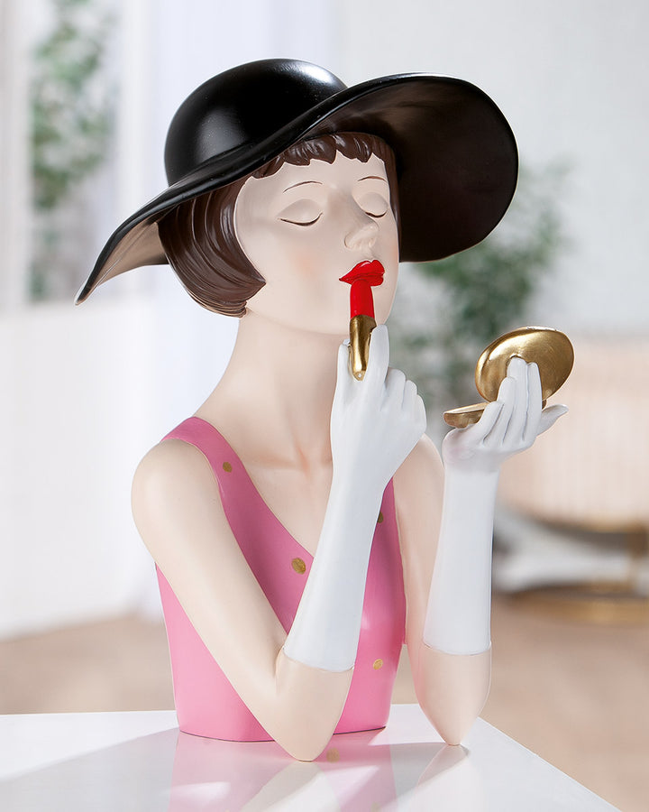 Figur Lady Amélie – elegante Damenfigur mit Lippenstift und Spiegel