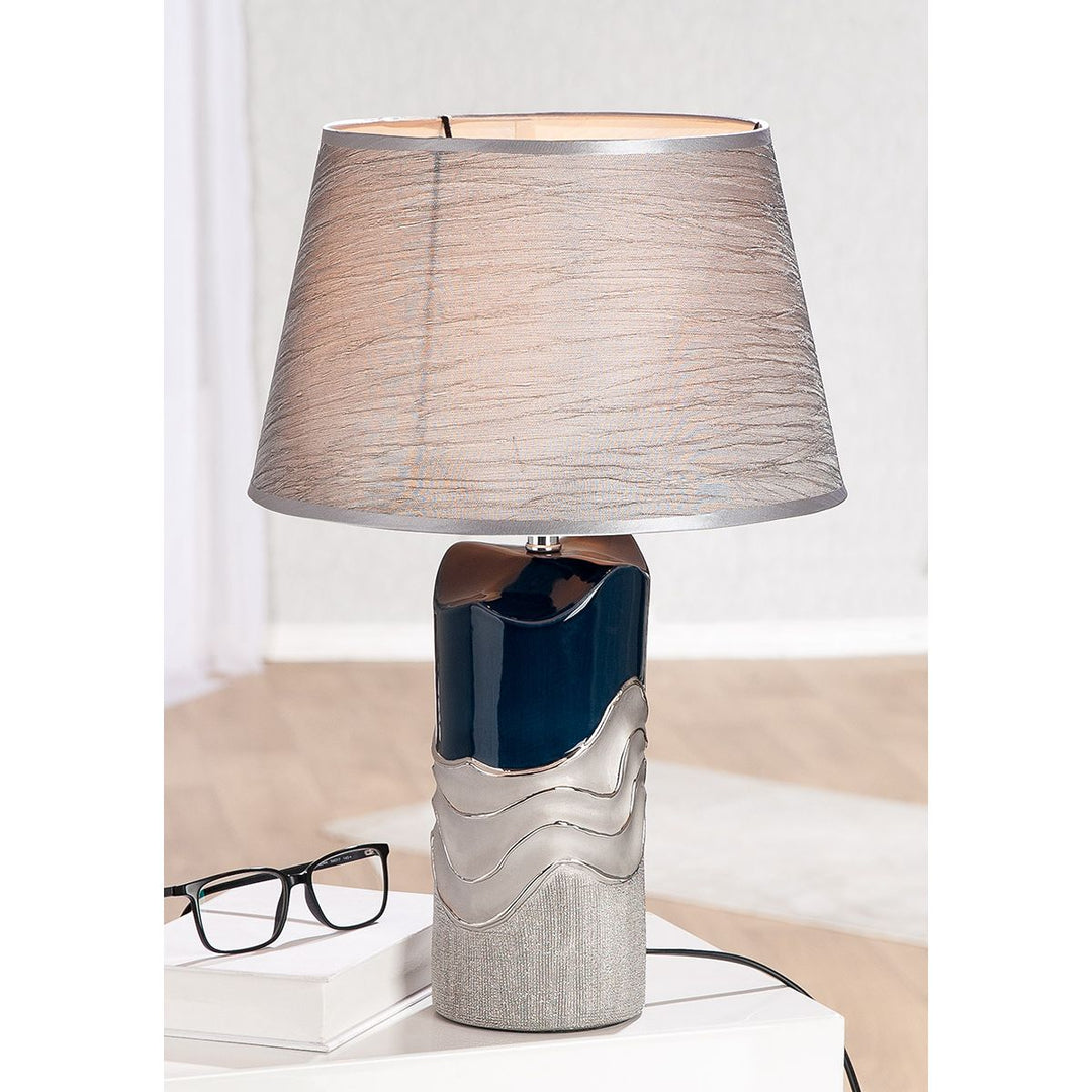 Tischleuchte „Wavy“ dekorative Keramik Lampe in Dunkelblau mit silbernen Akzenten