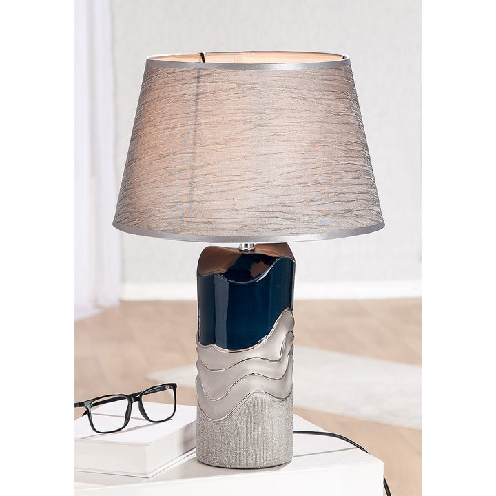 Tischleuchte „Wavy“ dekorative Keramik Lampe in Dunkelblau mit silbernen Akzenten