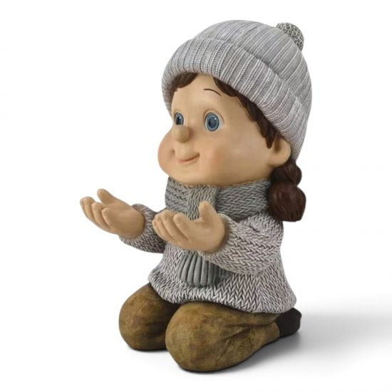 Winterkind kniend, dekorative Winterfigur aus Kunstharz, 38 cm