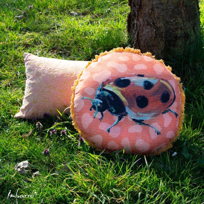 Kissen Ladybug – rundes Dekokissen mit Marienkäfer Motiv und Fransenrand