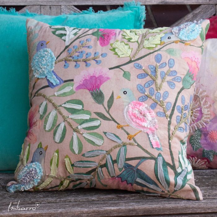 Kissen Vivid – romantisches Baumwollkissen mit Vogelmotiv und floraler Stickerei