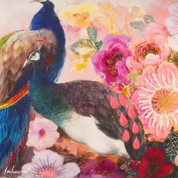 Kissen Majesty – luxuriöses Baumwollkissen mit Pfauenmotiv und floralen Stickereien