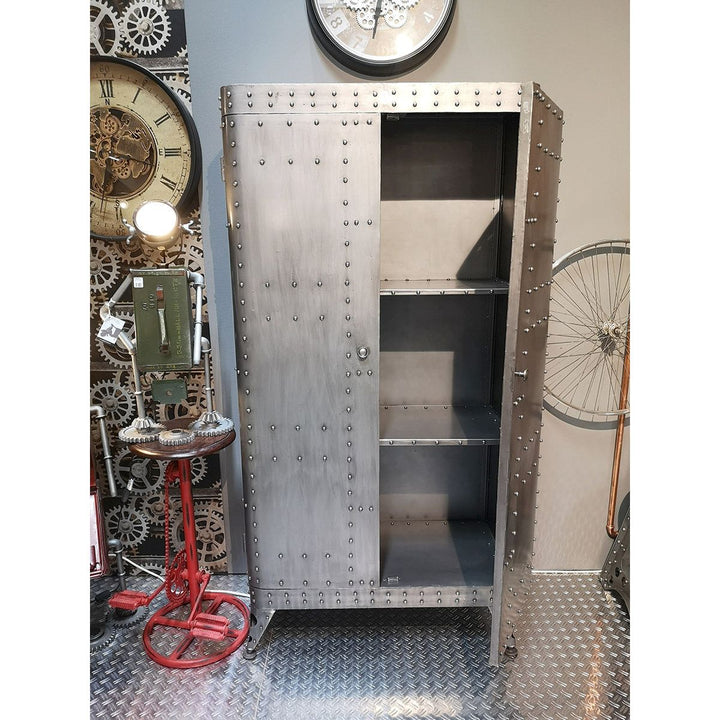 Aviation Schrank – Industrial Design im Fliegerlook