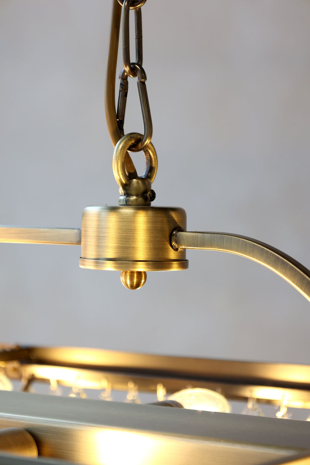 Versailles Kronleuchter – luxuriöser Kristall Kronleuchter in Antique Messing