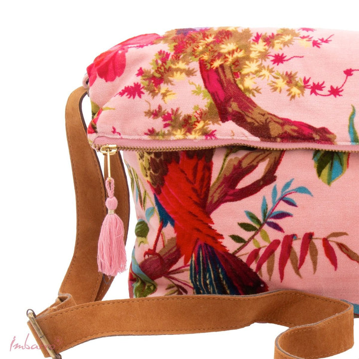 Umhängetasche Blossom – elegante Samttasche mit floralem Design in Rosa