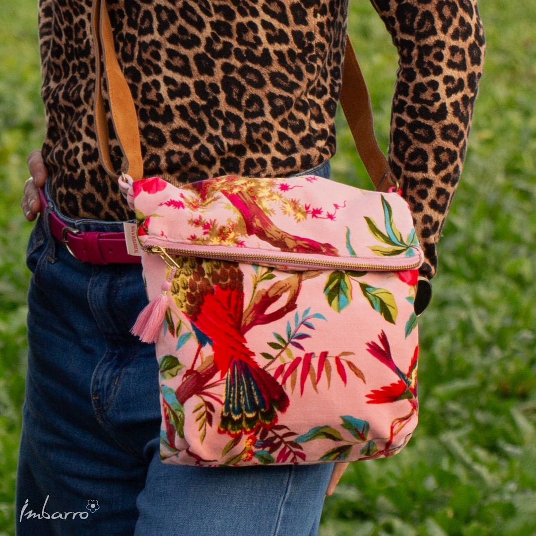 Umhängetasche Blossom – elegante Samttasche mit floralem Design in Rosa