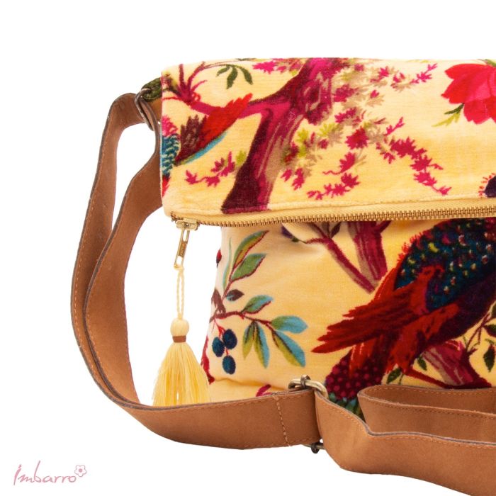 Umhängetasche Blossom – elegante Samttasche mit floralem Design in Gelb