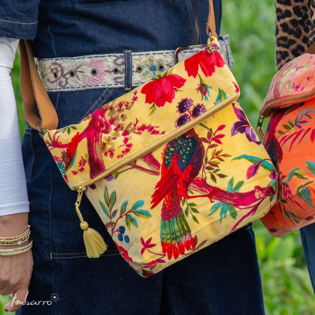 Umhängetasche Blossom – elegante Samttasche mit floralem Design in Gelb