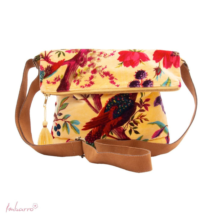 Umhängetasche Blossom – elegante Samttasche mit floralem Design in Gelb
