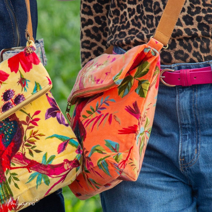 Umhängetasche Blossom – elegante Samttasche mit floralem Design in Orange