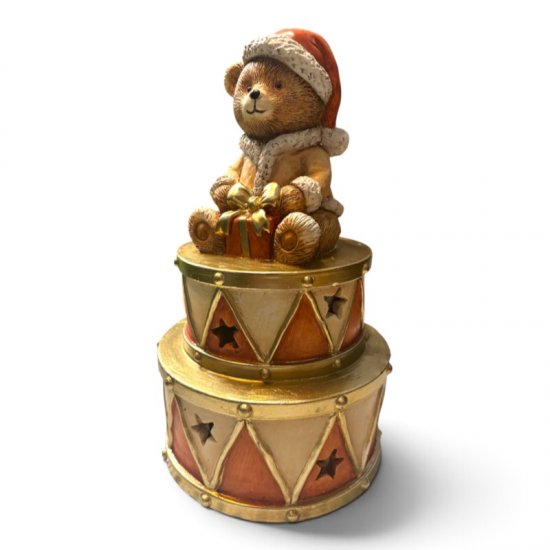 Weihnachtsbär auf Trommeln – festliche Dekofigur aus Kunstharz, 27 cm