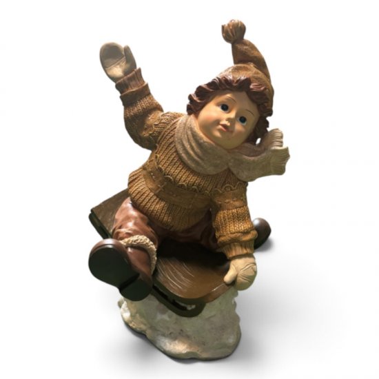 Junge auf Schlitten XXL, dekorative Winterfigur aus Kunstharz, 49,5 cm